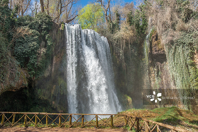 石头修道院瀑布图片素材