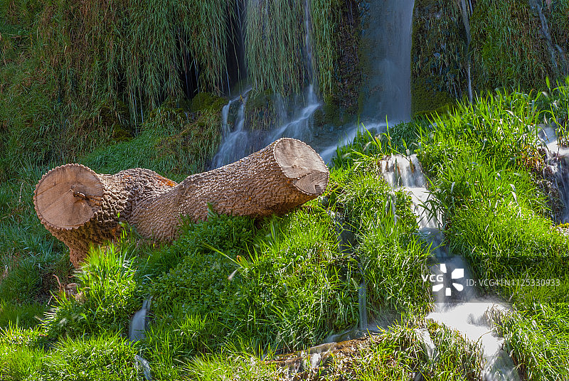 石头修道院瀑布图片素材
