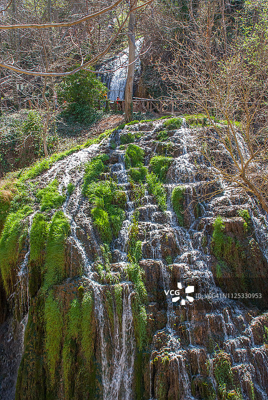 石头修道院瀑布图片素材