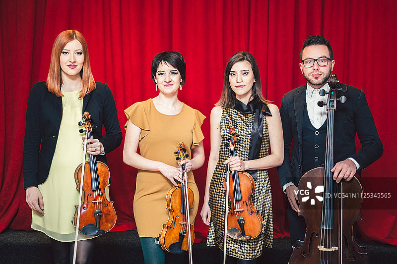 弦乐四重奏在舞台音乐会后合影图片素材