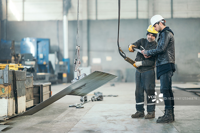 工厂工人控制生产图片素材