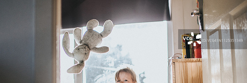 抛掷玩具兔子图片素材