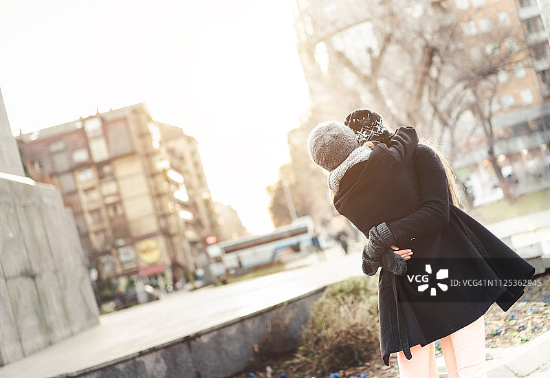 女孩们在公园里图片素材
