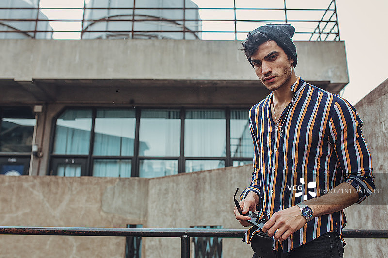 身穿条纹衬衫的迷人男子图片素材