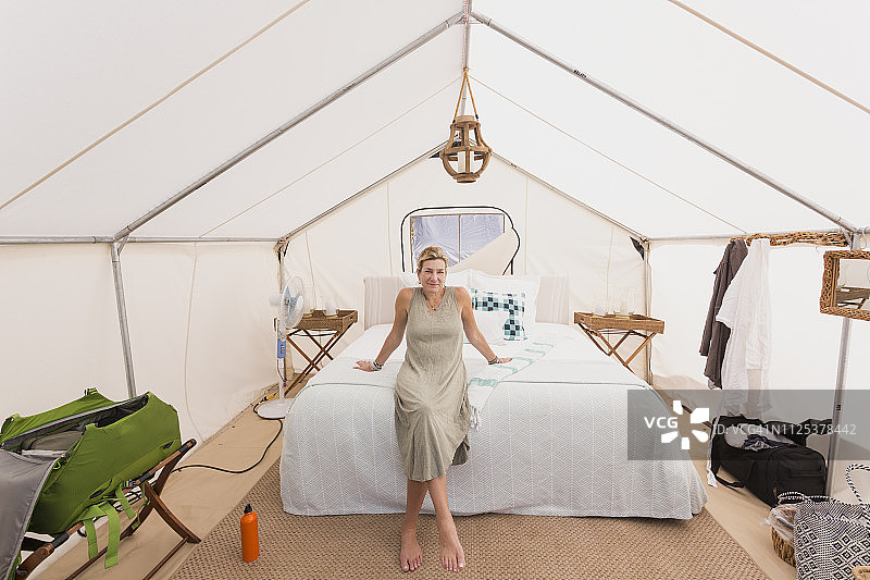 帐篷里的女人图片素材