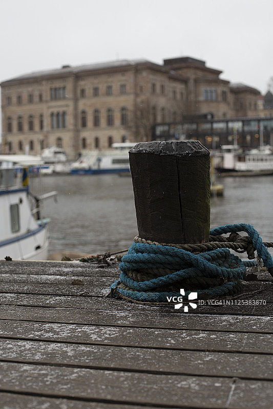 港口系泊柱上的绳索图片素材