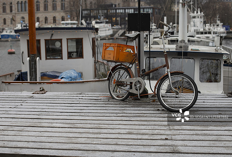 码头上的自行车图片素材