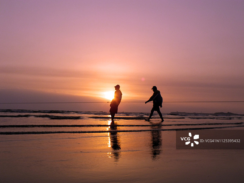 卡拉奇克利夫顿海滩的渔民图片素材