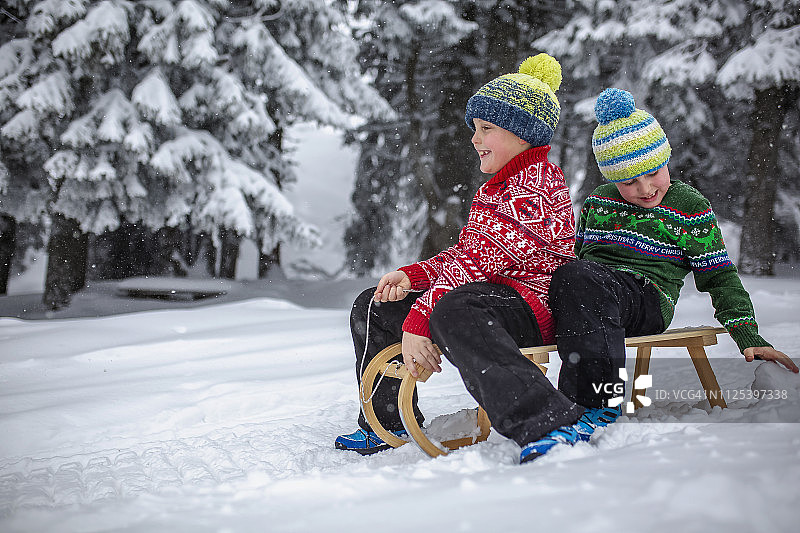 男孩们在雪地上滑雪图片素材