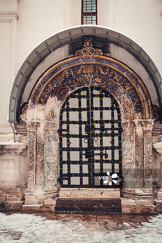 莫斯科东正教大教堂的古老门廊图片素材