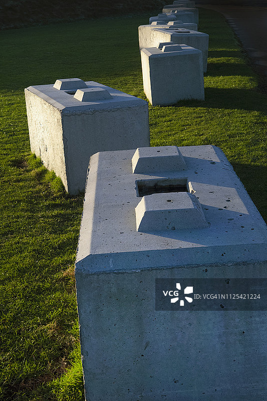 景观中的工业混凝土护柱图片素材