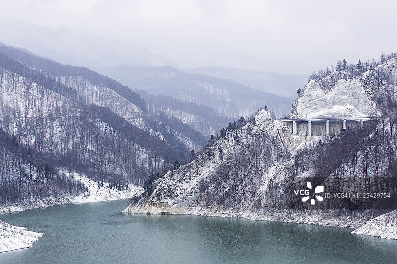 罗马尼亚冬季的布泽乌河图片素材