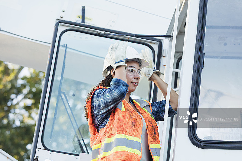 准备开始工作的女起重机操作员图片素材