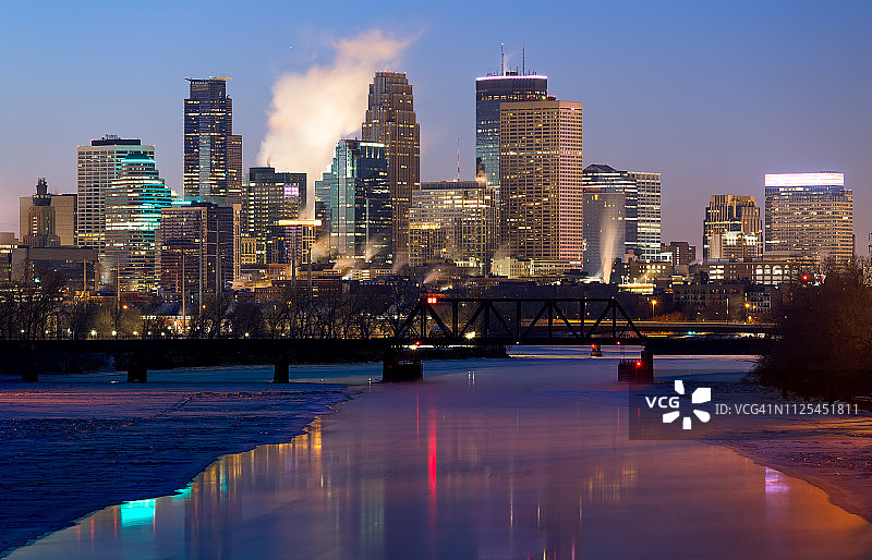 美国明尼苏达州明尼阿波利斯的蓝色时刻图片素材