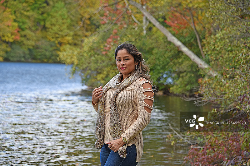 在纽约高地瀑布熊山州立公园的女子照片图片素材