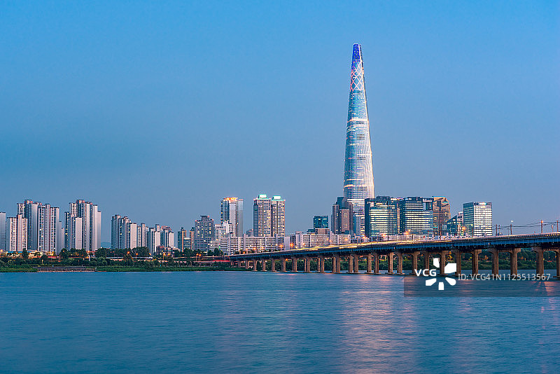 首尔日落时分的乐天世界塔和汉江图片素材
