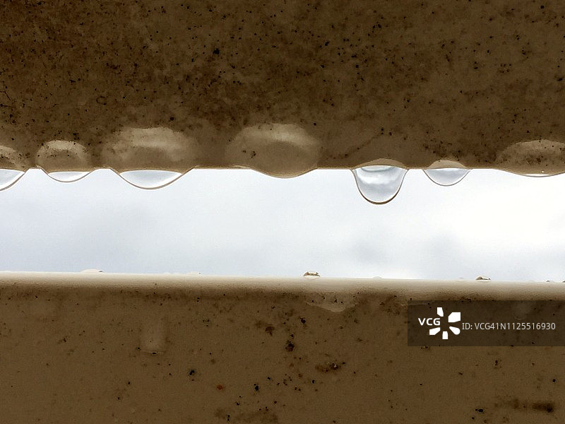 塑料沙滩椅背面的雨滴图片素材