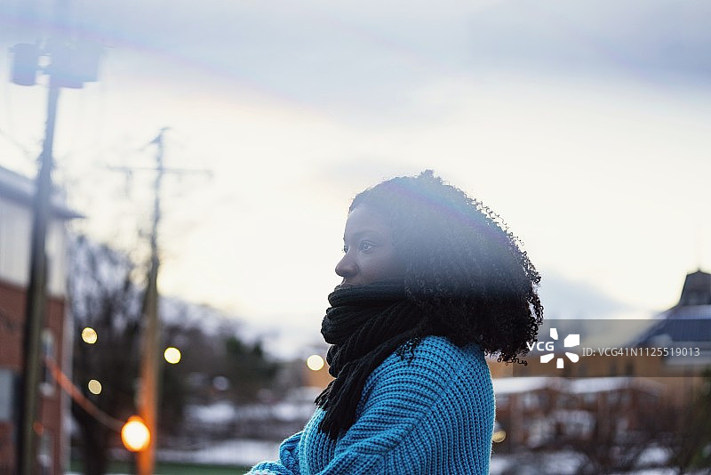 戴着围巾的年轻女人在户外图片素材