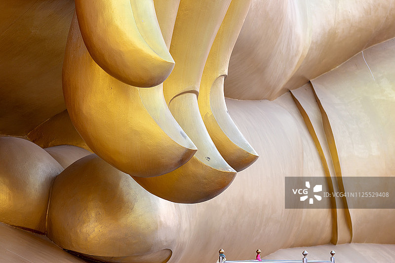 泰国红统府紫色寺庙的佛像图片素材