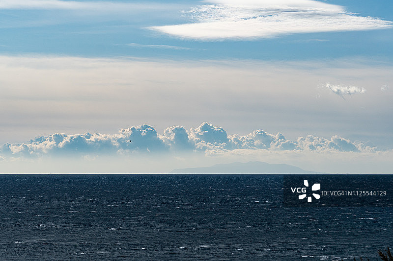 冬季太平洋大岛和相模湾上的积云图片素材