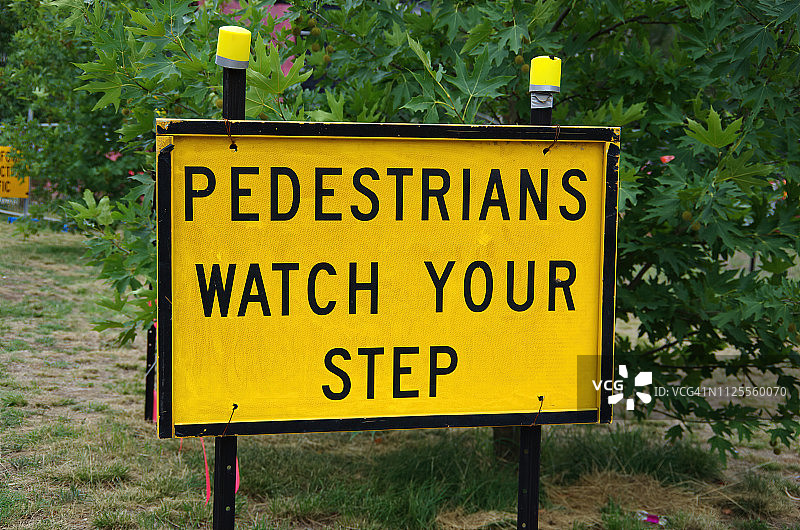“注意脚下”标牌图片素材