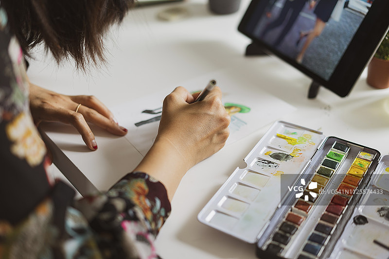 工作桌前绘画的插画师（特写）图片素材