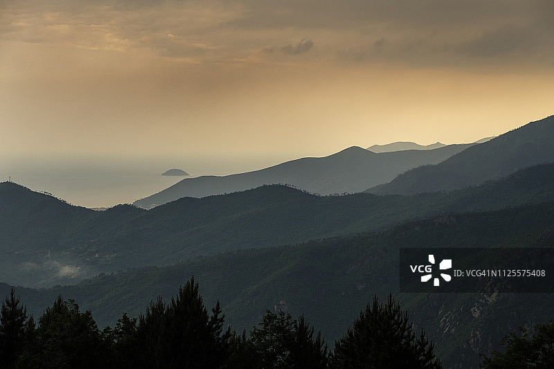 意大利利古里亚菲 Finale Ligure 附近风暴景象图片素材