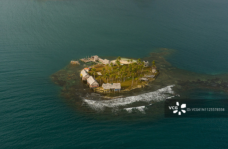 巴拿马圣布拉斯群岛库纳雅拉岛屿村庄鸟瞰图片素材