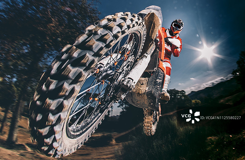 摩托车越野骑手跳跃图片素材