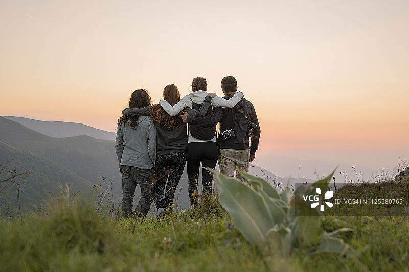 保加利亚巴尔干山脉日落时分站在观景点的徒步旅行者图片素材