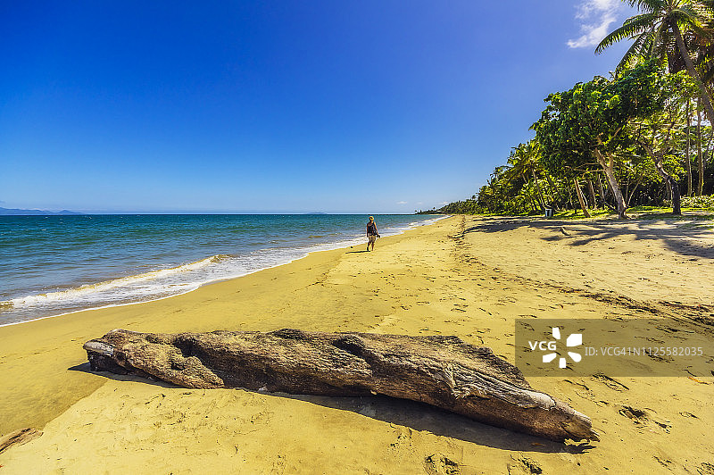 斐济维提岛苏瓦海滩上的女人图片素材