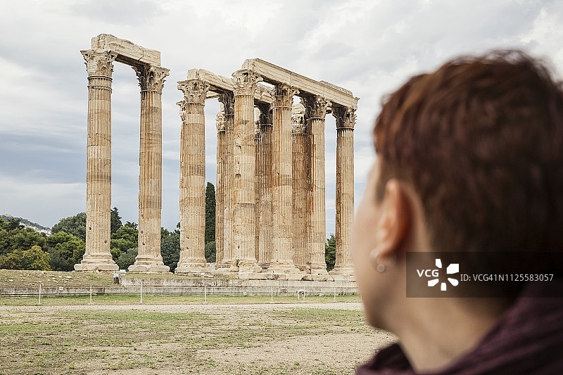 希腊雅典奥林匹亚宙斯神庙，女子远眺图片素材