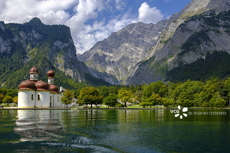 德国巴伐利亚州贝希特斯加登国家公园瓦茨曼山东面，国王湖圣巴多罗买教堂景色图片素材