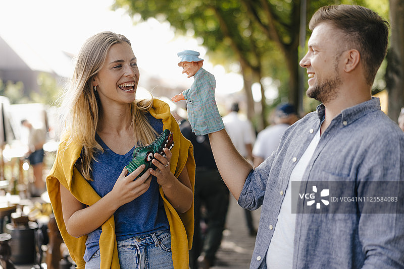 比利时通厄伦：古董跳蚤市场上玩耍的年轻夫妇与木偶图片素材