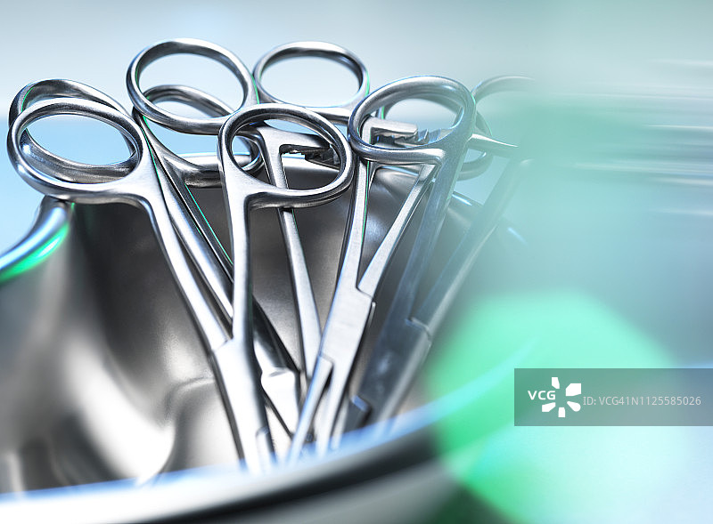 肾形盘中的外科手术器械、手术剪刀图片素材