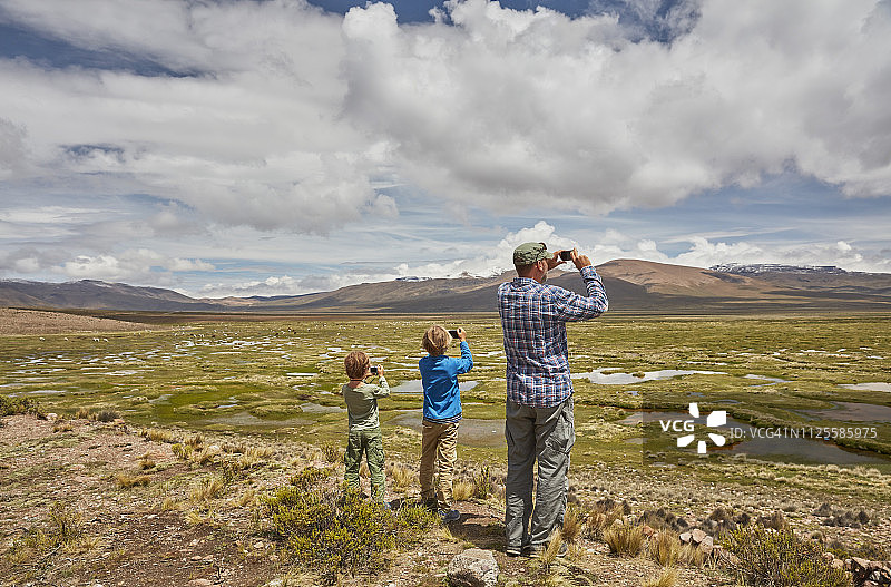 秘鲁奇瓦伊科尔卡峡谷：父子拍摄安第斯山脉沼泽景观图片素材
