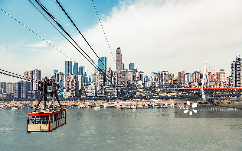 重庆通勤者乘坐长江索道图片素材