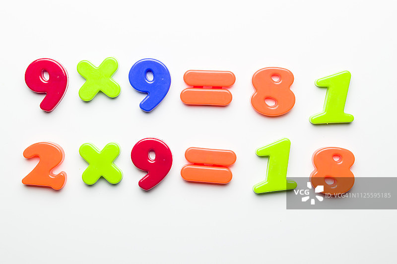 带磁性数字的乘法题图片素材