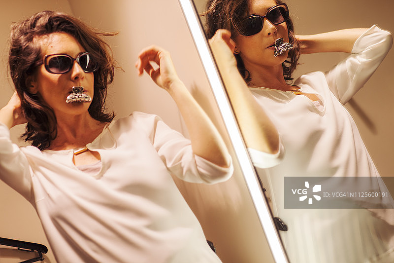 镜中的时尚女士图片素材