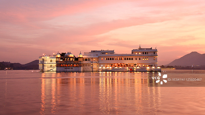 皮丘拉湖上泰姬湖宫的日落景色图片素材