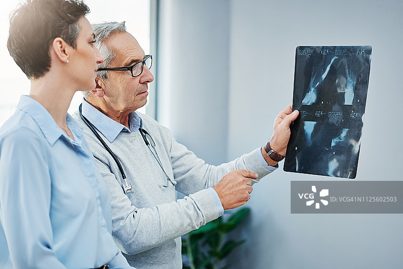 与信任的同事商议图片素材