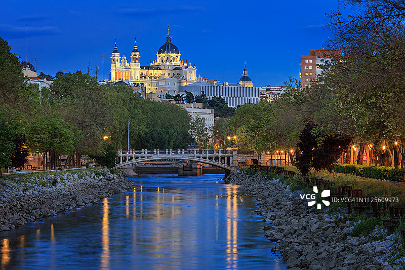 曼萨纳雷斯河黄昏图片素材