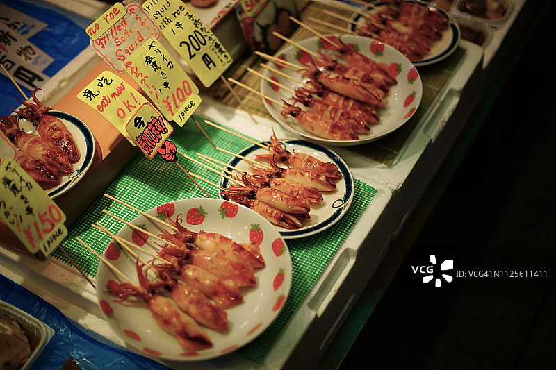 烤海鲜（鱿鱼），配酱油图片素材