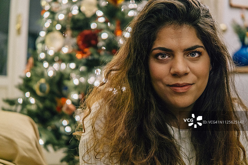 拥有不同颜色眼睛的年轻漂亮女人室内肖像图片素材