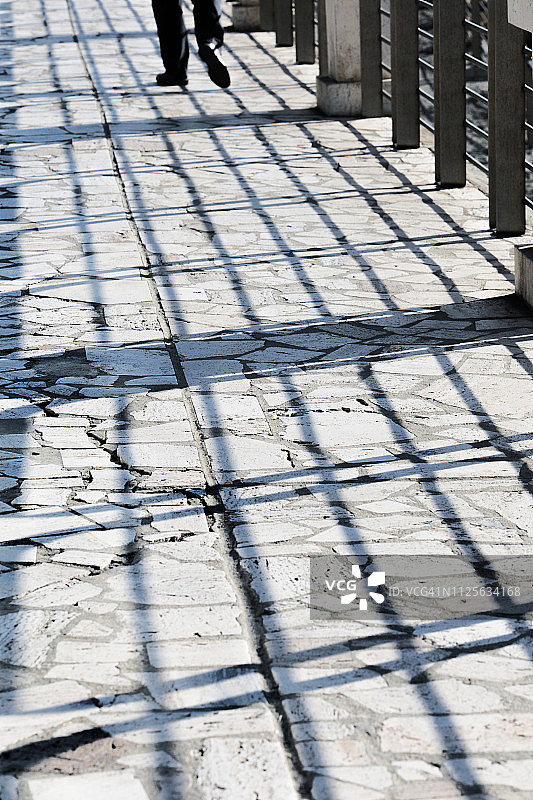 人行道上的阴影条纹图片素材