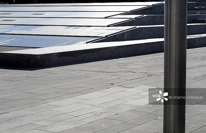 人行道上的现代楼梯喷泉图片素材