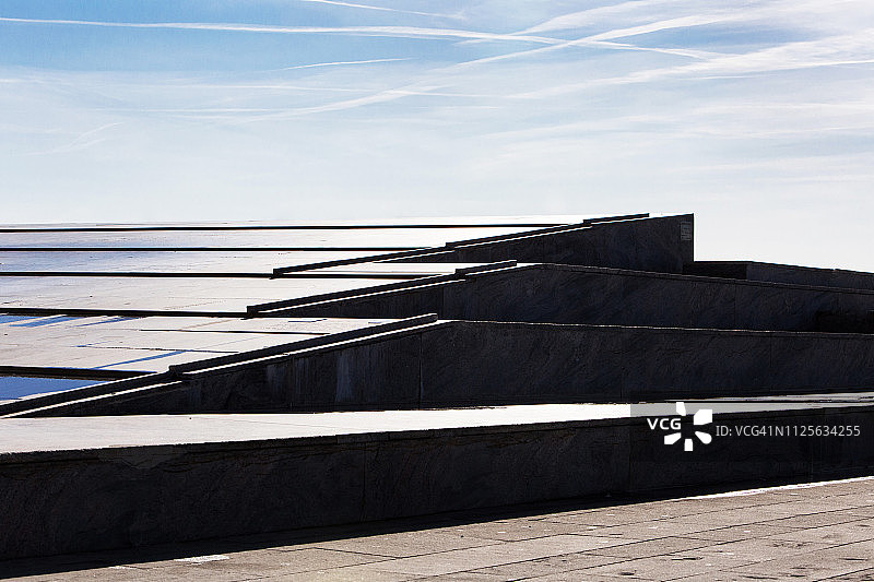 人行道上的现代楼梯喷泉图片素材