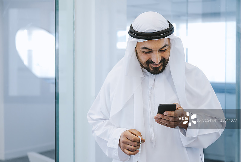 在办公室使用手机的阿拉伯男子图片素材
