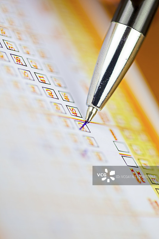 彩票上的钢笔标记，已填写的彩票图片素材