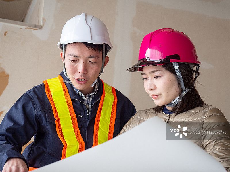 亚洲企业家与建筑工人交谈图片素材